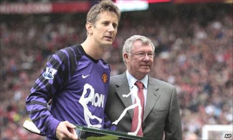 Edwin van der Sar (left) and Sir Alex Ferguson (right)