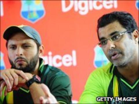 Shahid Afridi (left) and Waqar Younis (right)