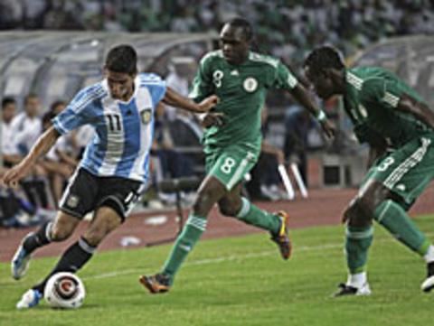 Taye Taiwo (right) and Peter Utaka (centre) challenge Argentina's Franco Jara