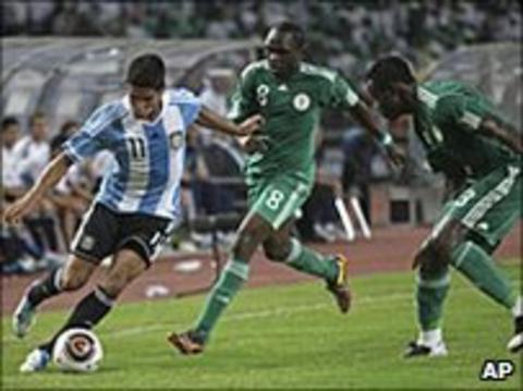 Taye Taiwo (right) and Peter Utaka (centre) challenge Argentina"s Franco Jara