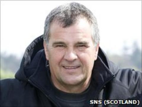 Hibs coach Alistair Stevenson will assist manager Colin Calderwood