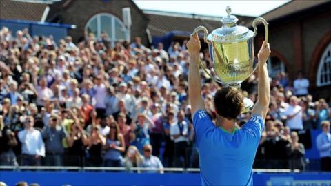 Andy Murray lifts the Queen's Club trophy