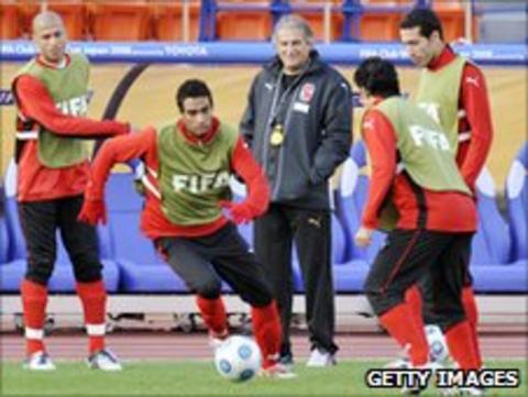 Manuel Jose supervises Al Ahly training in 2008