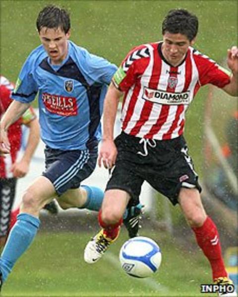 UCD's Sean Harding moves in as Ruaidhri Higgins of Derry shields the ball
