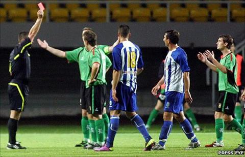 Jamie McGovern of Glentoran is sent-off