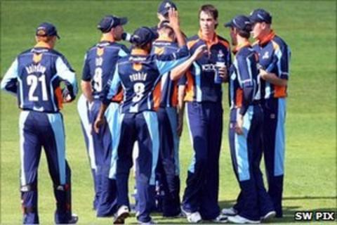 Iain Wardlaw (centre)