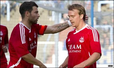 Foster congratulates Aberdeen scorer Darren Mackie