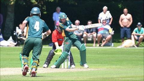 Jeremy Frith batting and Ross Kneller running