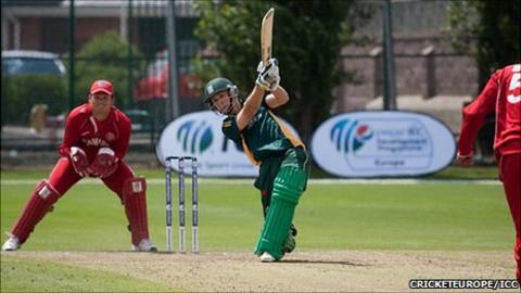 Guernsey cricketer Tim Ravenscroft batting