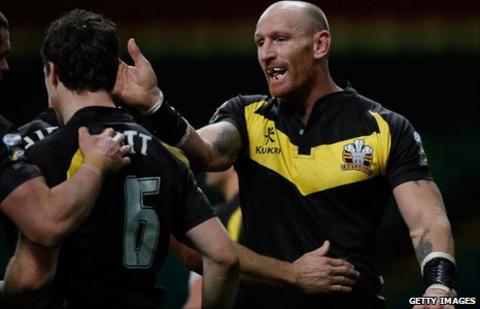 Gareth Thomas (r) of Crusaders congratulates Michael Witt