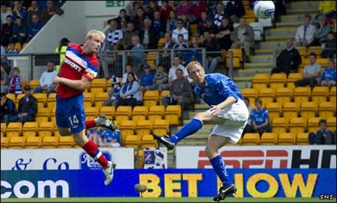 Steven Naismith scores for Rangers