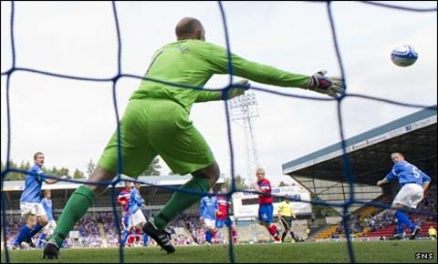Steven Naismith scores for Rangers