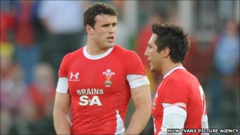 Jamie Roberts and Gavin Henson will resume their centre pairing against England