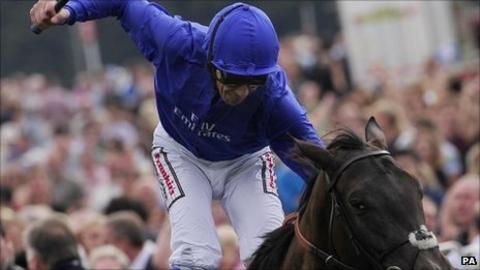 Frankie Dettori rode Blue Bunting to victory