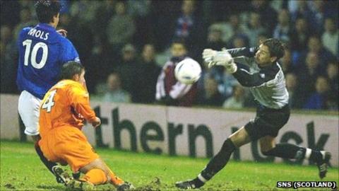 Francois Dubourdeau saves from Michael Mols