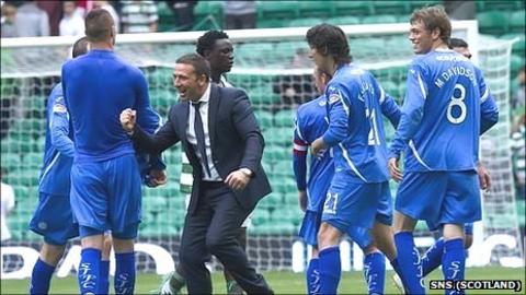 St Johnstone boss Derek McInnes celebrates at Celtic Park