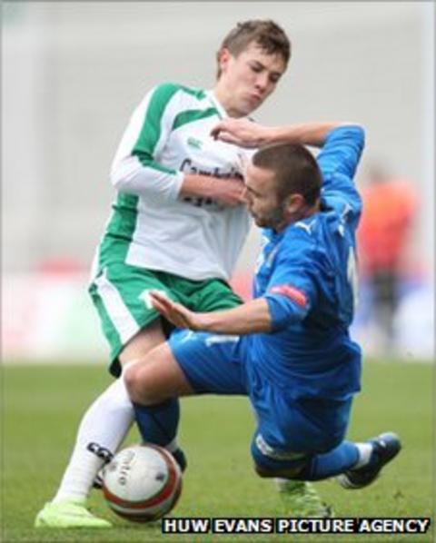 Tom Bradshaw and Sion Edwards tangle