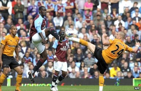 Emile Heskey and Jamie O'Hara contest possession