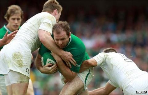 Ireland's Geordan Murphy is tackled by Richard Wigglesworth and Chris Ashton of England