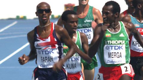 Mo Farah eases into the final of the 5,000m