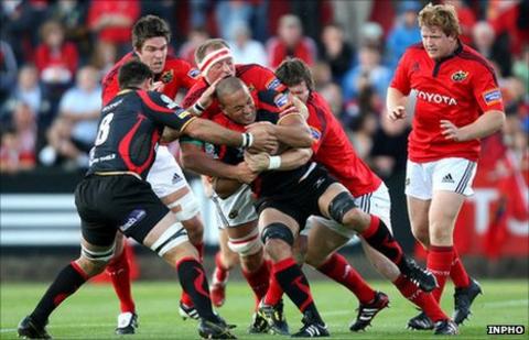 Mick O'Driscoll tackles Gavin Thomas