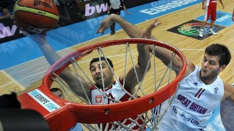 Great Britain's Joel Freeland (r) and Poland's Adam Hrycaniuk fight for the ball