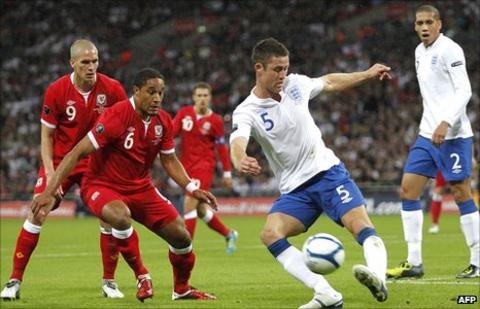 Gary Cahill (right)