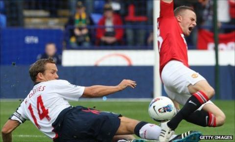 Kevin Davies (left) and Tom Cleverley