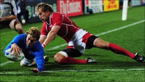 Giulio Toniolatti crosses the line for Italy's second try