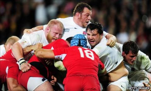 Steve Thompson (centre)