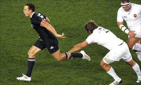Israel Dagg outstrips the France defence