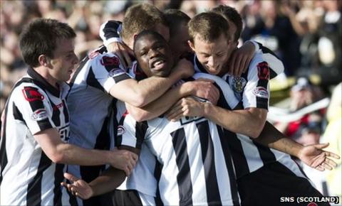 St Mirren players celebrate Nigel Hasselbaink's goal against Kilmarnock