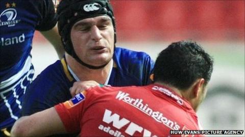 Leinster’s Rhys Ruddock tales Scarlets scrum-half Ruki at Parc y Scarlets
