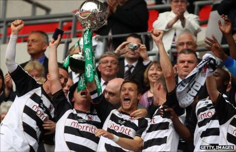 Ian Miller holds FA Trophy aloft alongside his Darlington team-mates at Wembley