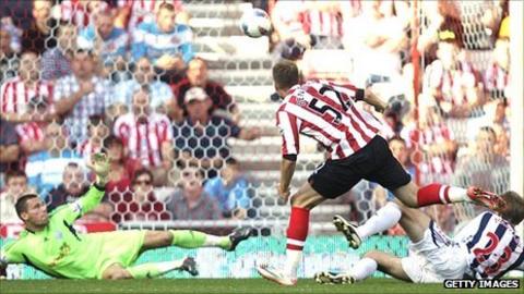 Nicklas Bendtner scores for Sunderland