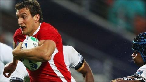 Sam Warburton bursts clear
