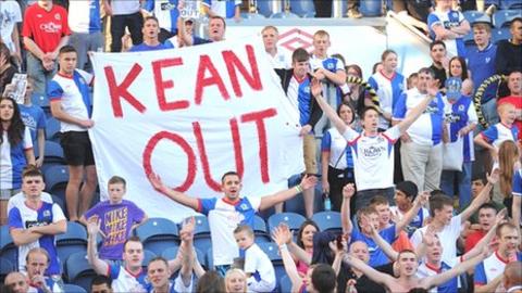 Blackburn fans protest against Kean after the 4-0 loss to Manchester City