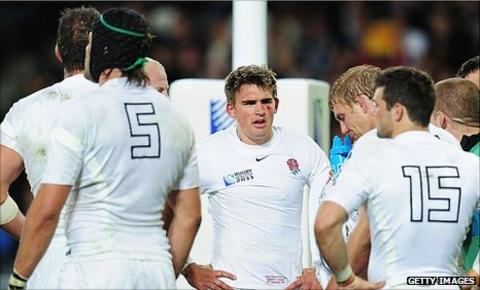 Toby Flood (centre)