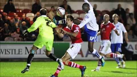 Tom Bender collides with Ian Dunbavin and Lucas Akins