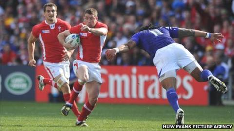 Shane Williams takes evasive action before aggravating his injury against Samoa