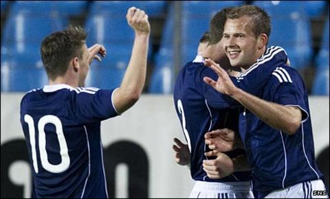 Jordan Rhodes (right) celebrates
