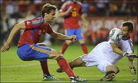 Peter Jehle (right) against Spain
