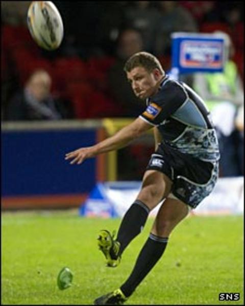 Duncan Weir kicks a penalty