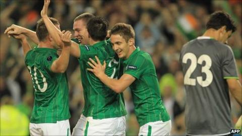 Republic of Ireland players celebrate a goal by Richard Dunne
