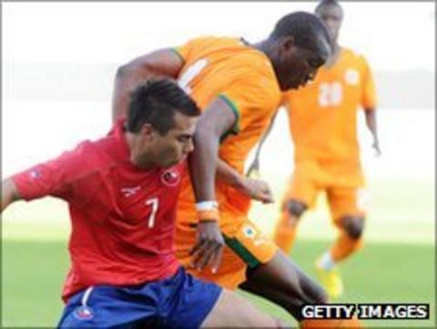 Ivory Coast Under-21s' Soumahoro Johnson clashes with Chile's Eduardo Vargas