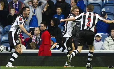 Steven Thompson celebrates