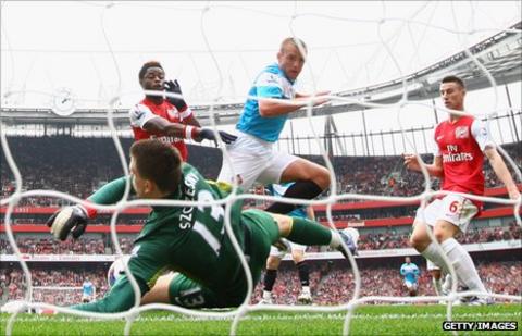 Sunderland midfielder Lee Cattermole heads toward goal, but the attempt is saved by Arsenal goalkeeper Wojciech Szczesny