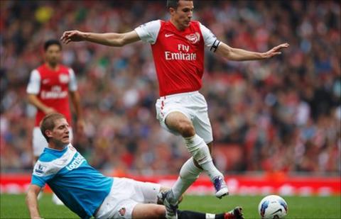 Michael Turner (l) tackles Robin van Persie