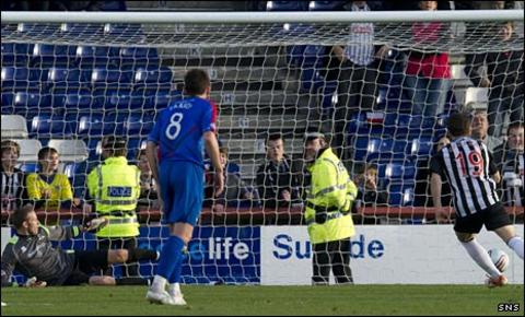 Liam Buchanan scores