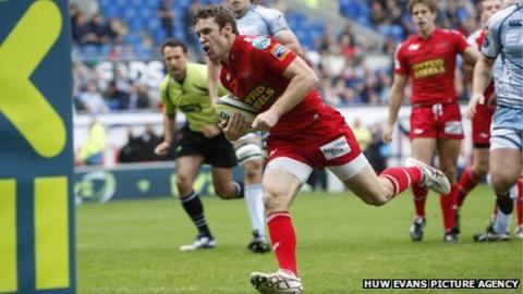 Scarlets' Adam Warren crosses for the first try